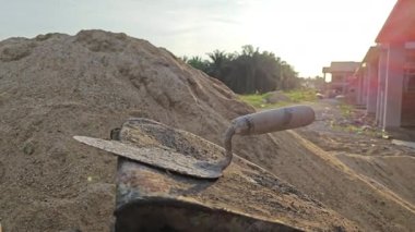 İnşaat alanından sonra eski bir çimento, alçı ve tuğla döşeme aleti.