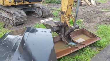 Perak, Malezya. 10 Kasım 2025: Çekiç tarım buldozerli Tırtıl Kazıcısı, izole Palm Petrol Çiftliği 'ne park etmiş pist tipi traktör, Kg Koh.