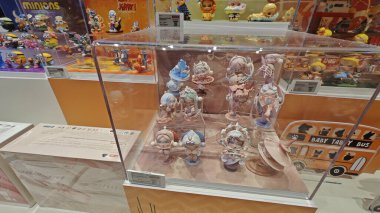 Kuala Lumpur, Malezya. 30 Ekim 2025: Sanat figürleri gibi çeşitli tasarım oyuncakları koleksiyonları, hepsi de Pop Mart, The Exchange TRX alışveriş merkezinde satılık ve sergilenecek sevimli çizgi film karakterleri.