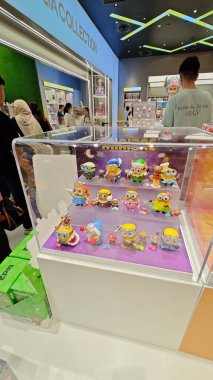 Kuala Lumpur, Malezya. 30 Ekim 2025: Sanat figürleri gibi çeşitli tasarım oyuncakları koleksiyonları, hepsi de Pop Mart, The Exchange TRX alışveriş merkezinde satılık ve sergilenecek sevimli çizgi film karakterleri.