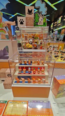 Kuala Lumpur, Malezya. 30 Ekim 2025: Sanat figürleri gibi çeşitli tasarım oyuncakları koleksiyonları, hepsi de Pop Mart, The Exchange TRX alışveriş merkezinde satılık ve sergilenecek sevimli çizgi film karakterleri.