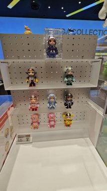 Kuala Lumpur, Malezya. 30 Ekim 2025: Sanat figürleri gibi çeşitli tasarım oyuncakları koleksiyonları, hepsi de Pop Mart, The Exchange TRX alışveriş merkezinde satılık ve sergilenecek sevimli çizgi film karakterleri.