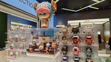 Kuala Lumpur, Malezya. 30 Ekim 2025: Sanat figürleri gibi çeşitli tasarım oyuncakları koleksiyonları, hepsi de Pop Mart, The Exchange TRX alışveriş merkezinde satılık ve sergilenecek sevimli çizgi film karakterleri.