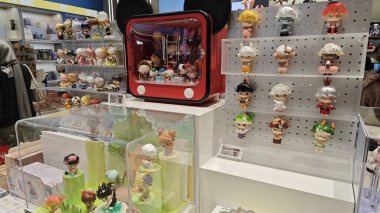 Kuala Lumpur, Malezya. 30 Ekim 2025: Sanat figürleri gibi çeşitli tasarım oyuncakları koleksiyonları, hepsi de Pop Mart, The Exchange TRX alışveriş merkezinde satılık ve sergilenecek sevimli çizgi film karakterleri.