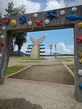 Perak, Malezya. 01,2025 Kasım: Beton kemer girişi üzerine tasarlanmış bazı renkli deniz hayvanlarının sahnesi.