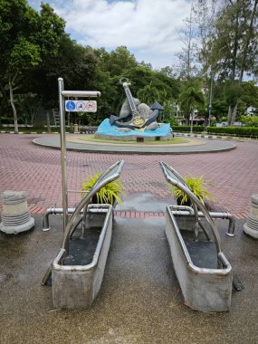 Perak, Malezya. 01.2025 Kasım: Lumut Waterfront Park 'taki park tesislerinin bulunduğu yön tabelalarının olay yeri.