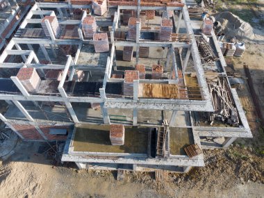 Yapım aşamasında olan bir binanın tepesinden aşağıya doğru hava manzarası. 