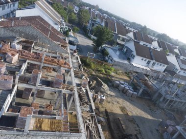 Yapım aşamasında olan bir binanın tepesinden aşağıya doğru hava manzarası. 