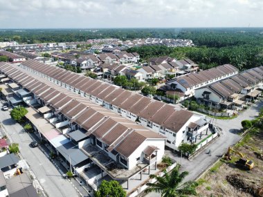 Çevredeki palmiye yağı tarlasını temizleyen arazinin havadan görüntüsü..