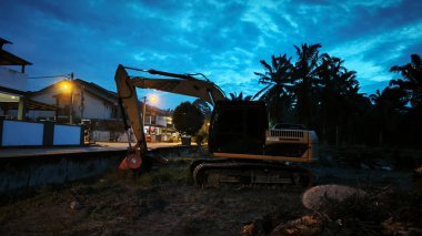Bilinmeyen çekiç kazıcısının çevresel görüntüleri sokağa park edilmiş..