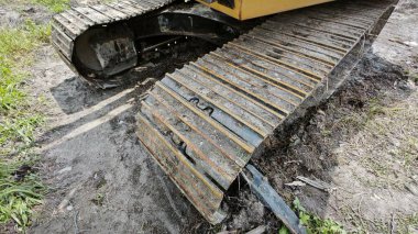 Traktör veya kazı aracının yedek parçalarını kapat.