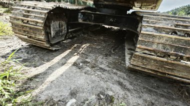 Traktör veya kazı aracının yedek parçalarını kapat.