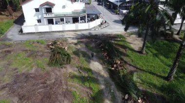 Çiftlik arazisindeki kırsal yolda insansız hava aracı uçuran bir adamın hava görüntüleri..