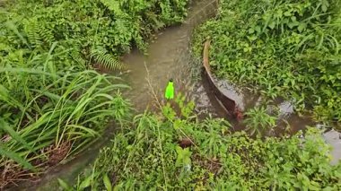 Yağmur suyunun güzel manzarası insan yapımı drenaj siperi boyunca akıyor..