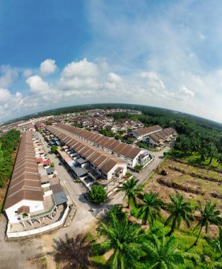 hava panoramik farklı gökyüzü görünümlü tarım çiftliği manzarası.