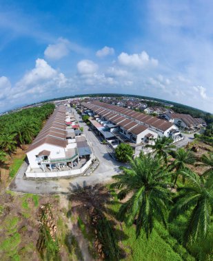 hava panoramik farklı gökyüzü görünümlü tarım çiftliği manzarası.