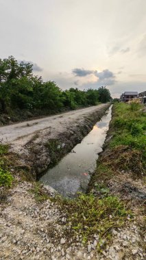 Çiftlik arazisindeki insan yapımı drenaj sistemi.. 