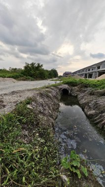 Çiftlik arazisindeki insan yapımı drenaj sistemi.. 