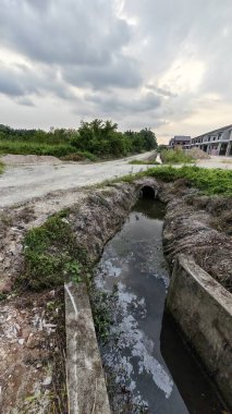 Çiftlik arazisindeki insan yapımı drenaj sistemi.. 