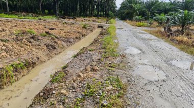 Çiftlik arazisindeki insan yapımı drenaj sistemi.. 
