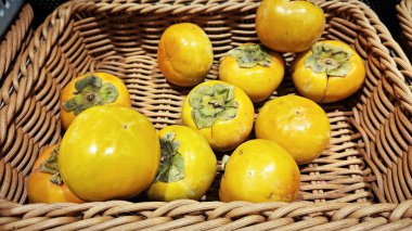 Yakın çekim olgun hurma yığını kutunun üzerinde satılık..