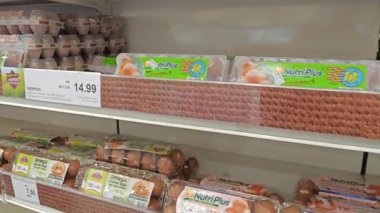 Perak, Malezya. 19 Aralık 2025: Çeşitli markalar, Aeon Alışveriş Merkezi, Sri Manjung 'da tüketim ve satışa hazır taze yumurtalar paketlediler..