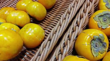 Yakın çekim olgun hurma yığını kutunun üzerinde satılık..