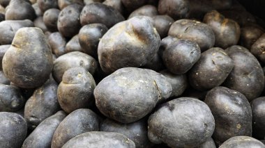 Ekran ve satış için koyu mor patates yığını..