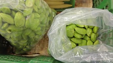 Plastik paket taze soyulmuş petai ya da parkia speciosa fasulyesi hazırlayın.