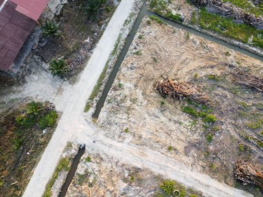 Çiftlik arazisindeki insan yapımı toprak yolların ve drenaj sisteminin hava manzarası..