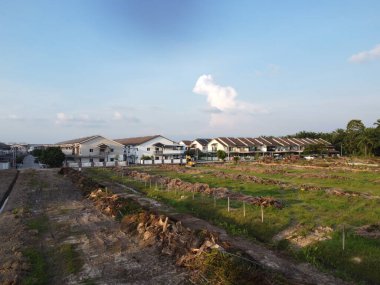 Çiftlik arazisindeki insan yapımı bir drenaj sisteminin hava manzarası..