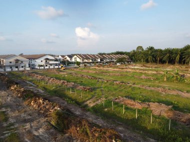 Çiftlik arazisindeki insan yapımı bir drenaj sisteminin hava manzarası..