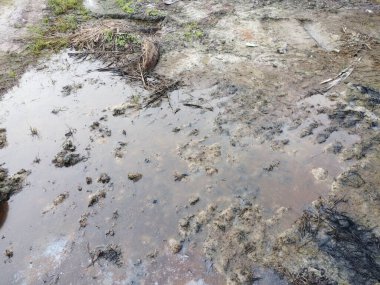 Çamurlu hava yüzeyi yağmur suyuyla dolmuş..