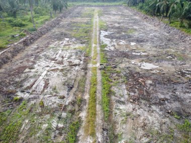 Tarlaya giden izole toprak yolun havadan görüntüsü..