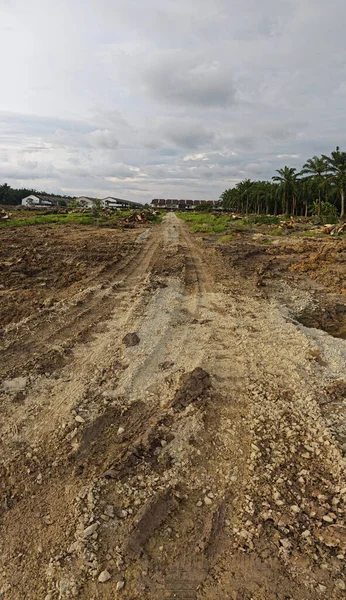 Çiftliğin çevresindeki temiz arazide insan yapımı toprak yol ve drenaj sisteminin manzarası..