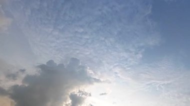 Sessiz Asya çiftliğinde, sabahın erken saatlerinde gökyüzüne bakıyorum..