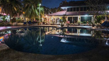 Perak, Malezya. 29 Aralık 2025: Pangkor 'daki Pangkor Sandy Beach Resort Oteli' nde kimsenin yüzmediği izole bir gece sahnesi..