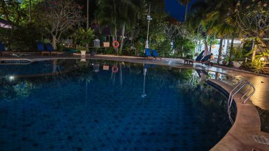 Perak, Malezya. 29 Aralık 2025: Pangkor 'daki Pangkor Sandy Beach Resort Oteli' nde kimsenin yüzmediği izole bir gece sahnesi..