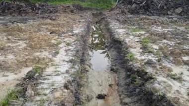 Çiftlik arazisindeki insan yapımı bir drenaj sisteminin havadan çekilmiş görüntüleri..