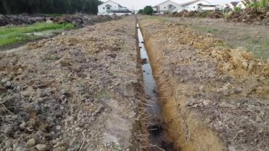 Çiftlik arazisindeki insan yapımı bir drenaj sisteminin havadan çekilmiş görüntüleri..