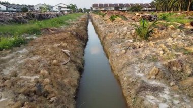 Çiftlik arazisindeki insan yapımı bir drenaj sisteminin havadan çekilmiş görüntüleri..