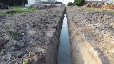 Çiftlik arazisindeki insan yapımı bir drenaj sisteminin havadan çekilmiş görüntüleri..