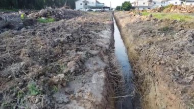 Çiftlik arazisindeki insan yapımı bir drenaj sisteminin havadan çekilmiş görüntüleri..