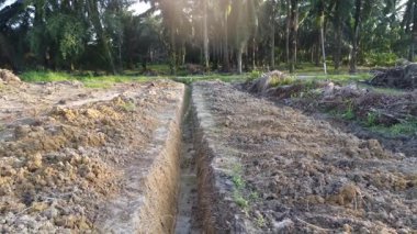 Çiftlik arazisindeki insan yapımı bir drenaj sisteminin havadan çekilmiş görüntüleri..