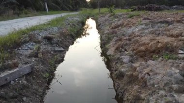 Çiftlik arazisindeki insan yapımı bir drenaj sisteminin havadan çekilmiş görüntüleri..