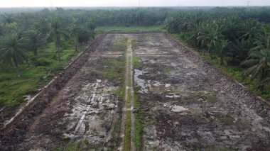 Çamurlu arazinin yağmur suyuyla kaplanmış hava görüntüleri..