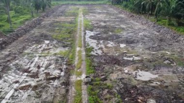 Çamurlu arazinin yağmur suyuyla kaplanmış hava görüntüleri..