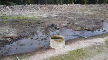 Çamurlu arazinin yağmur suyuyla kaplanmış hava görüntüleri..