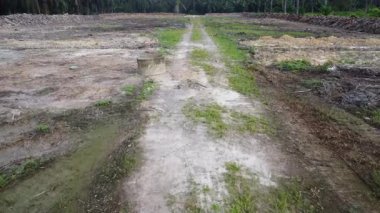 Çamurlu arazinin yağmur suyuyla kaplanmış hava görüntüleri..