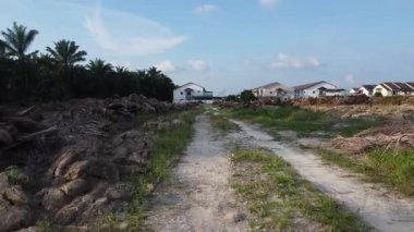 Tarlaya giden izole toprak yolun havadan görüntüsü..